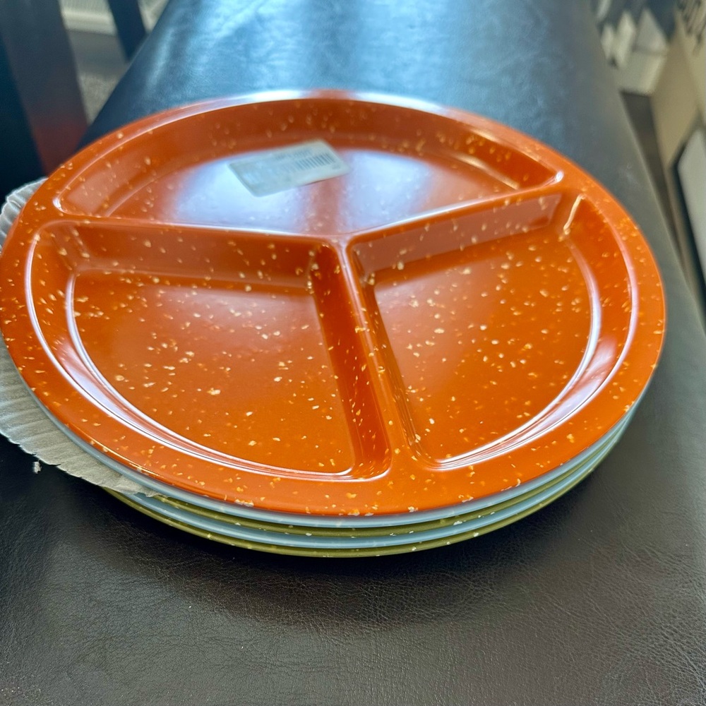 Room Essentials Speckled Divided Plate Set of 5 New (T2)